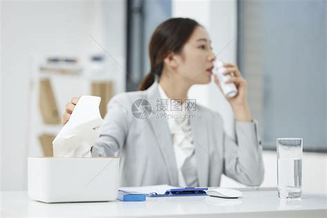 职场女性过敏使用鼻炎喷雾高清图片下载-正版图片502355268-摄图网