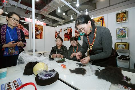 青海果洛藏族姑娘与上海设计师合作开发牦牛绒包，“手造”不止于生活美学__凤凰网