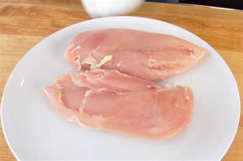 香煎鸡胸肉的做法_【图解】香煎鸡胸肉怎么做如何做好吃_香煎鸡胸肉家常做法大全_美的食色_豆果美食