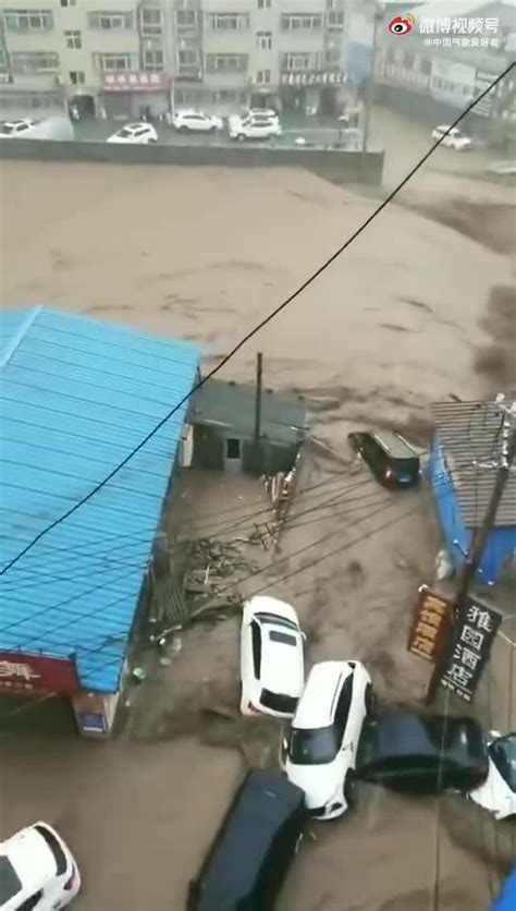 河南巩义洪水爆发 车辆被冲走如同塑料玩具_凤凰网视频_凤凰网