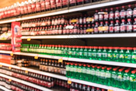 美国商店的软饮料过道图像模糊经济实惠种类繁多的含糖饮料导致美国日益严重的肥胖问题超市货架上展示高清图片下载-正版图片505329014-摄图网