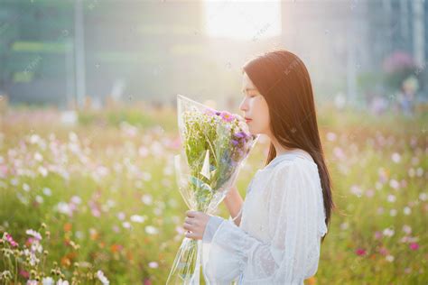 闻花香的少女高清摄影大图-千库网