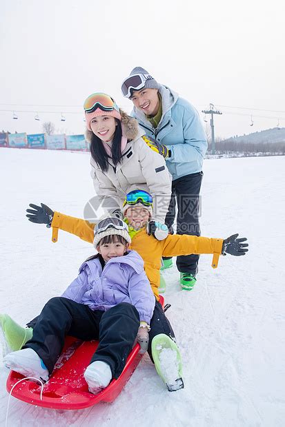 一家人一起去滑雪场滑雪高清图片下载-正版图片501904512-摄图网