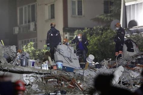 爱琴海强震丨土耳其遇难人数上升至110人 卫生部长警告：救灾的同时严防疫情传播
