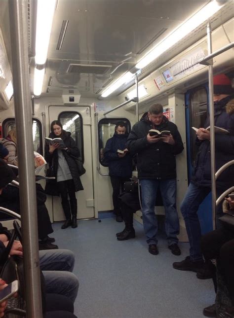 莫斯科地铁读书照让全球网友惊呼：另一个世界！ - 俄罗斯卫星通讯社