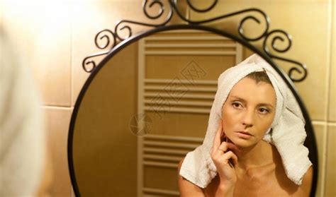 中年妇女洗完澡后在浴室镜高清图片下载-正版图片503398014-摄图网