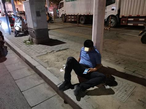 走路只顾低头看手机 郑州一男子深夜掉进路边基坑里-中华网河南