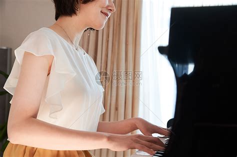 女生头像温柔弹钢琴