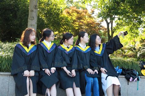 浙江农林大学校服升级 把色彩明快的校园地图“穿”身上-- 浙江教育资讯--中国教育在线