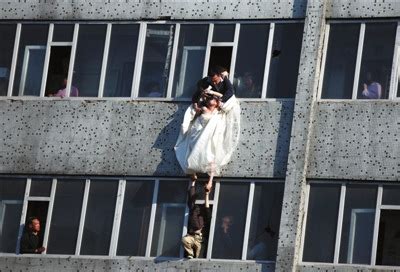 贵州女子跳楼一瞬 消防员夺窗而出将其抱住-新闻中心-南海网