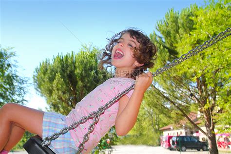 在户外公园自然中女孩摇摆树木手势乐趣女性微笑童年女孩快乐幸福黑发高清图片下载-正版图片321139025-摄图网