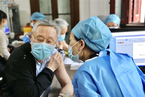 上海76岁及以上老人新冠疫苗首日接种8497剂次，80岁院士、92岁老人都来“苗苗苗”_健康 _ 文汇网