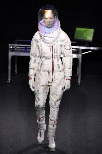 未来主义宇航服-未来主义 Futurist-天天时装-口袋里的时尚指南