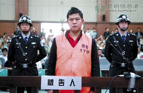 云南蒙自警察开枪杀人案一审宣判：被告被判死刑_凤凰网