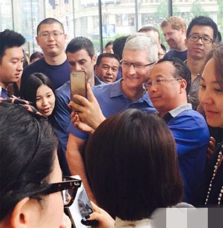 苹果CEO库克现身上海，亚洲第一大苹果店明日开业_静安寺_微博_全球