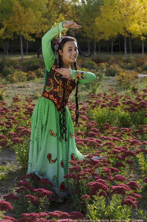 5岁新疆小女孩走红，五官精致酷似洋娃娃，自带眼妆|新疆|小女孩|洋娃娃_新浪新闻