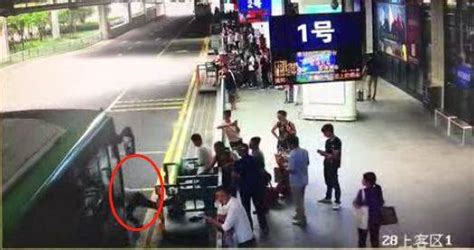 视频：男子推公交司机10多次，踹门8次，砸门3次…只因为这个原因_深圳新闻网