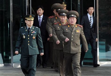 金正恩出席朝鲜国庆阅兵式 向群众挥手致意(图)_新浪新闻