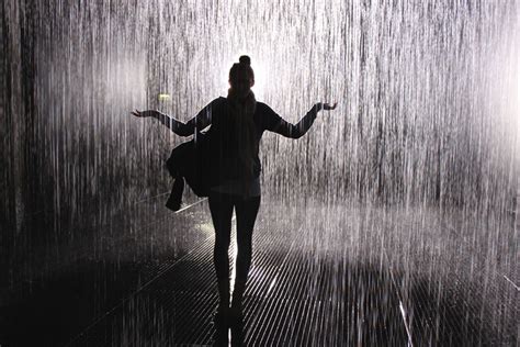 在雨中的人物逆光摄影高清图片 - 三原图库
