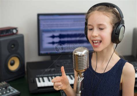小女孩在家录音室唱歌高清图片下载-正版图片505118001-摄图网