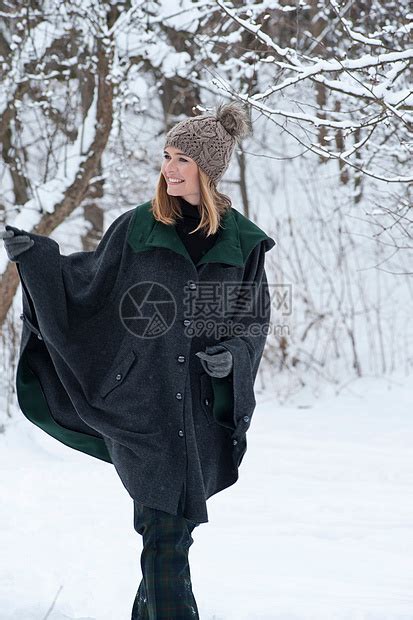 行走在雪地里的人高清图片下载-正版图片501875692-摄图网