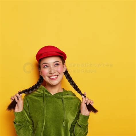 抓着辫子温柔女生头像