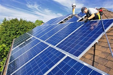 太阳能电池板图片-屋顶上工人在安装太阳能电池板素材-高清图片-摄影照片-寻图免费打包下载