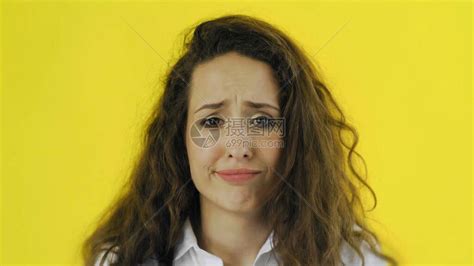 失望的女人几乎哭泣肖像在黄色背高清图片下载-正版图片504369971-摄图网