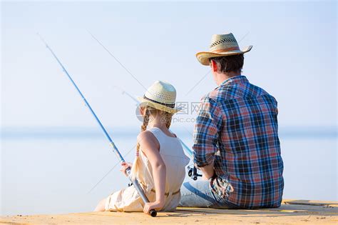 父亲女儿钓鱼父亲女儿码头钓鱼高清图片下载-正版图片300229784-摄图网