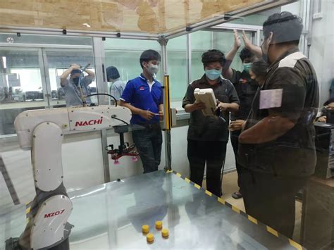 泰中国际橡胶学院在泰国开展机器人教学培训活动-泰中国际橡胶学院