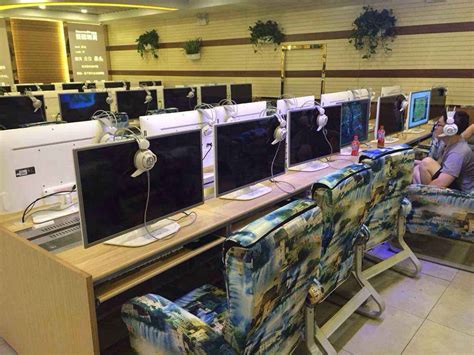 极简风的网吧桌椅怎样搭配--遇见网咖做到了极致！ - 成都网吧桌椅厂家直销20年