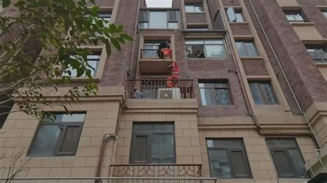 太吓人！徐州4岁男童爬出窗外玩耍，从四楼跌下……_澎湃号·媒体_澎湃新闻-The Paper