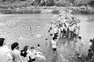 32岁务工男子野外游泳溺亡水塘 现场上百人无视事故照样游泳 - 社会 - 东南网