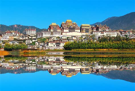 香格里拉的松赞林寺图片