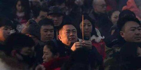 正月初五北京雍和宫上香祈福人气高涨