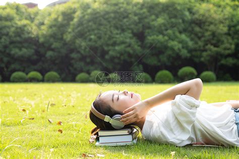 青春学生躺草地上听音乐高清图片下载-正版图片500940678-摄图网