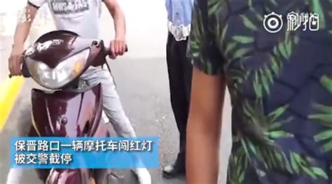 女子当众脱裤子 交警面前中国司机那些奇葩事-手机新浪汽车