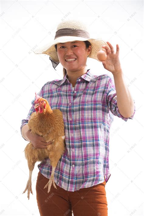 中年女人拿着一只鸡高清摄影大图-千库网