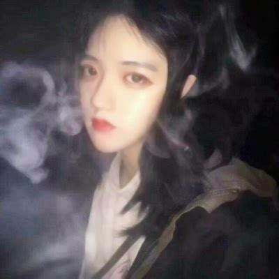 甜美女生抽烟头像真人
