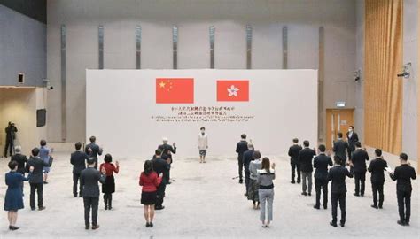 香港26位政治委任官员宣誓拥护《基本法》和效忠香港特区