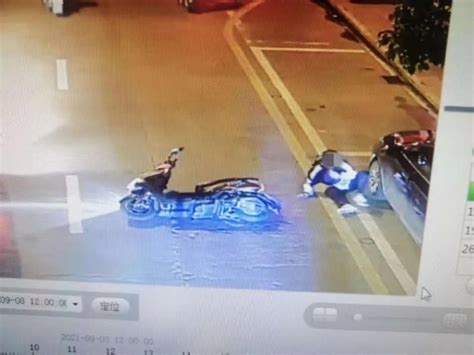 开屏新闻-保山一学生与同学并排骑车，剐蹭路边车后逃逸...监控全拍下了！