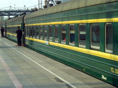 绿皮火车在轨道上高清图片下载-正版图片501288139-摄图网