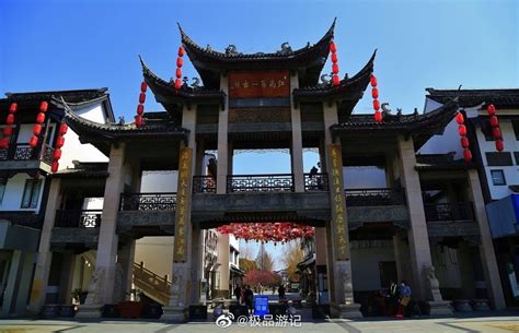 中国无锡梅里古镇的古廊桥古建筑