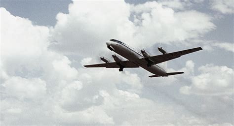 俄罗斯一架伊尔-18飞机坠毁碎成三段 机上39人 - 航空安全 - 航空圈——航空信息、大数据平台