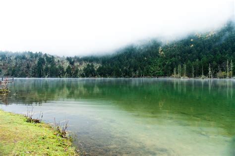 清澈的湖水倒影图片免费下载 - 觅知网