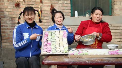 欢欢的童年：今天是冬至哦！妈妈给姐妹俩包彩色的饺子，真好吃！