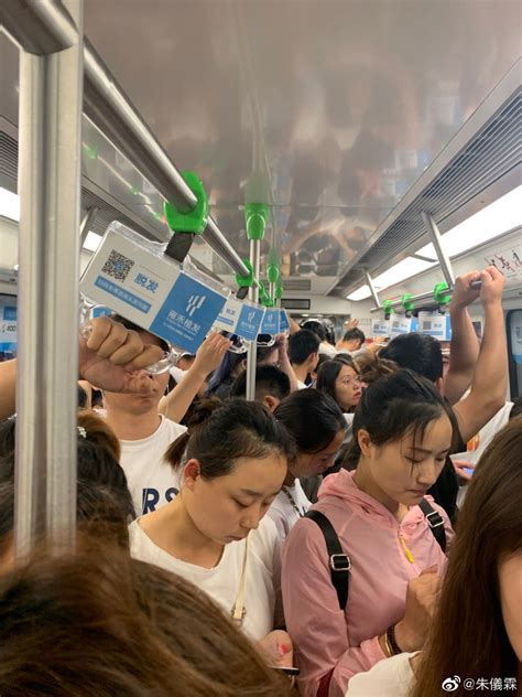 南京1.2.3号线地铁上下班高峰挤疯了！你每天在哪站挤地铁？快进来感受一下！