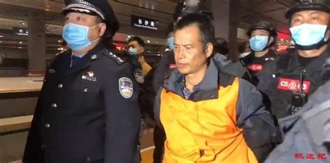 民警抓捕逃犯现场