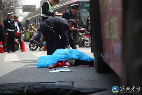 广州大学城车祸致两名小学生飞出车外死亡(图)_新闻中心_新浪网