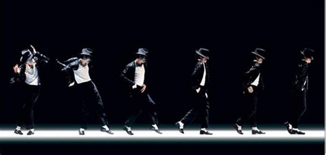 1983年迈克尔杰克逊首次在舞台上展示太空舞步……_新浪新闻